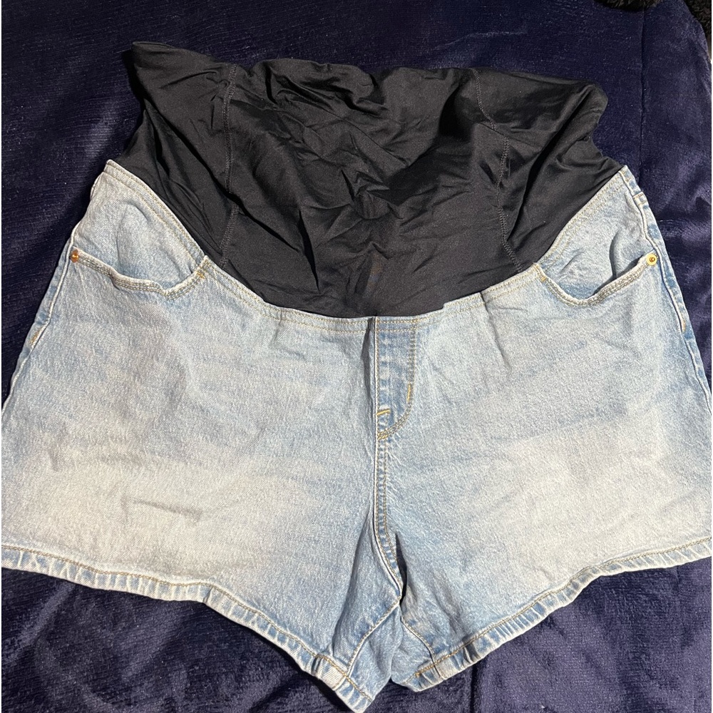 Maternity shorts with elastic band for support